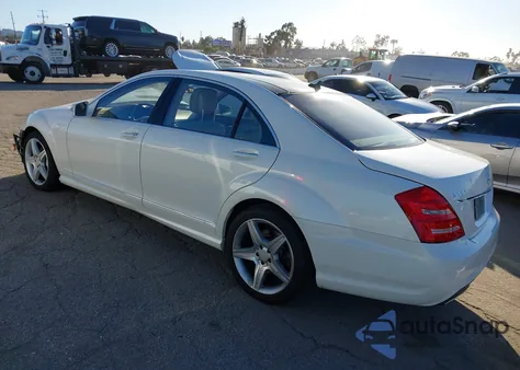 2010 Mercedes-Benz S 550 z USA, uszkodzony, nr VIN WDDNG7BB4AA346871